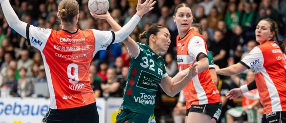 Göppingens Haruno Sasaki setzt sich gegen die Blombergerinnen Nieke Kühne (links) und Andrea Jacobsen durch. - © Eibner-Pressefoto/Michael Schmid