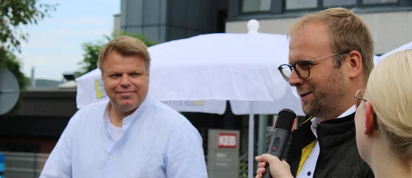 LZ-Redakteurin Nadine Uphoff stellt Bürgermeister Borris Ortmeier eine Frage, während Herausforderer Oliver Humke zuhört. - © Kyrill von Matuschka