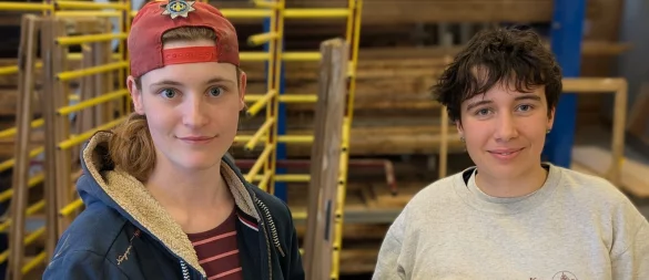 Die eewerk-Beschäftigte Freyja Horstmann (links) und die angehende Tischlerin Ida Möller mochten die Idee des Projekts "Schichtwechsel" auf Anhieb. In den jeweils anderen Betrieb hinein zu schnuppern und sich kennenzulernen sei bereichernd. - © Annika Langhagel