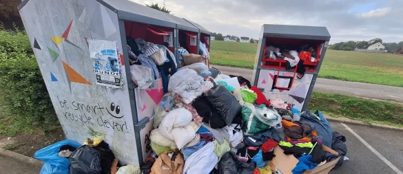 Rund um Kleidercontainer sammeln sich immer mehr Spenden und Müll. - © Peter Heidbrink