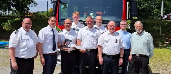 Übergabe: Wehrführer Maik Paskarbeit übergibt Einheitsführer Christoph Schröder den obligatorischen Schlüssel. - © Feuerwehr Falkenhagen