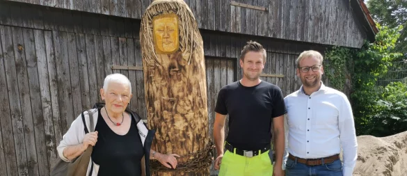 Noch steht sie auf dem Barntruper Bauhof, aber soll in der Innenstadt aufgestellt werden: Die neue Skulptur „Hexe". Darüber freuen sich (von links) Künstlerin Sieglinde Strohmeier, Bauhof-Mitarbeiter Oliver Prasse und Barntrups Bürgermeister Borris Ortmeier. - © Sylvia Frevert