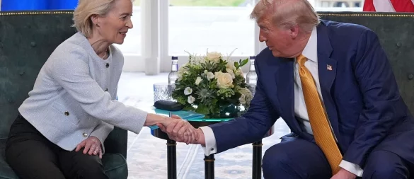 Deal? US-Präsident Donald Trump und die Präsidentin der Europäischen Kommission, Ursula von der Leyen, scheinen sich auf dem Trump Turnberry Golfplatz zumindest einig zu sein. - © Jacquelyn Martin/AP/dpa