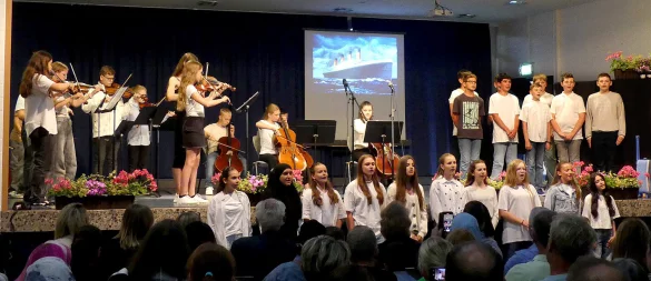 Große Besetzung auf und vor der Bühne beim Titanic-Song". - © Rudi Rudolph