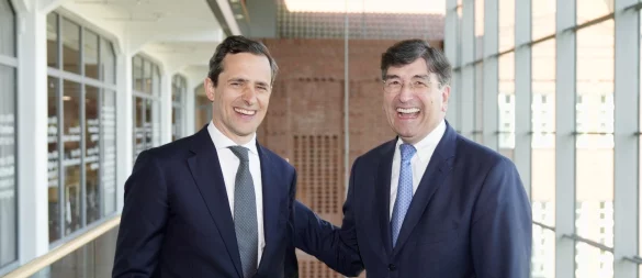 Bestens gelaunt: Albert Christmann (r.) übergibt den Vorsitz der Internationalen Geschäftsführung von Dr. Oetker zum 1. Mai 2025 an Carl Oetker, den 42-jährigen Sohn des bis 2016 amtierenden früheren Konzernchefs Richard Oetker. - © Peter Unger