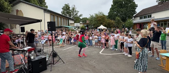 Es war viel los auf dem Schulhof der OGS - © Stiftung Eeben-Ezer