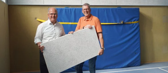 Schlangens Bürgermeister Marcus Püster (links) und den Bauamtsmitarbeiter Dirk Brenke zeigen eine der "Sauerkrautplatten". - © Gemeinde Schlangen