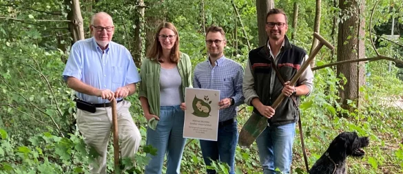 Stifter Udo Voßhenrich (von links), Jasmin Mertin (Koordinatorin der „Frühen Hilfen“ der Stadt Bad Salzuflen), Jan Herrendörfer (Geschäftsführer der Bürgerstiftung Bad Salzuflen) und Förster Alexander von Leffern freuen sich über das neue Baumspende-Projekt für den Stadtwald. - © Bürgerstiftung Bad Salzuflen