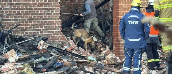 Ein Spürhund aus Hamm unterstützt bei der Suche nach dem Vermissten. - © Die Blaulichtfotografen