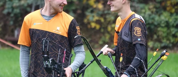 Falk Willemsen und Tom Petig (re.) schießen regelmäßig in Bega auf dem Sportplatz. - © Axel Bürger