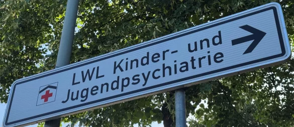 Ein Schild "LWL Kinder- und Jugendpsychiatrie" weist auf die Klinik in Paderborn hin. In der Klinik soll eine 13-jährige Patientin eine Betreuerin mit einem spitzen Gegenstand angegriffen haben. - © Christian M?ller/dpa