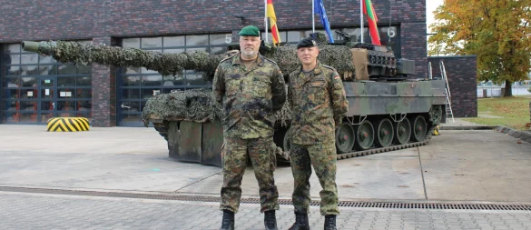 Oberst Stephan Behrenz (links), Kommandeur Panzerlehrbrigade 9 "Niedersachsen und Oberstleutnant Oliver Kaufmann. - © Kyrill von Matuschka