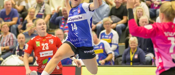 Blombergs Linksaußen Ona Vegué ist nicht zu stoppen und ist im Anflug auf den nächsten Treffer. - © Egon Penner