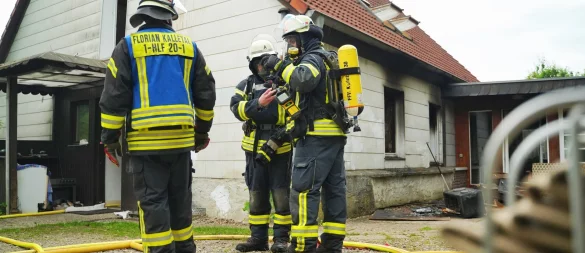 Die Kalletaler Feuerwehr ist in Hohenhausen im Einsatz. - © Freitag TV