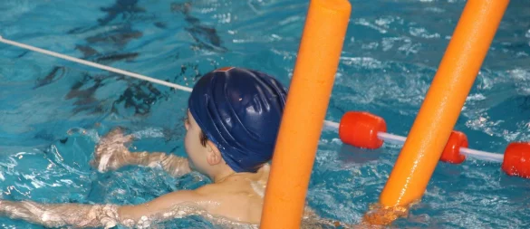 Das Akteurs-Bündnis "Schwimmen in Bad Salzuflen" sorgt dafür, dass mehr Bad Salzufler Kinder Schwimmen lernen. - © Symbolbild: Pixabay