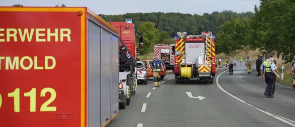 Direkt hinter der Auffahrt von der B66 auf die Lemgoer Südumgehung ist einem Landwirt der Schlauch gerissen - weil das auslaufende Pflanzenschutzmittel aufgenommen werden musste, war die Strecke mehr als eine Stunde gesperrt. - © Die Blaulichtfotografen