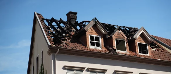 Das Dachgeschoss wurde bei dem Brand vollständig zerstört. - © Blaulichtfotografen
