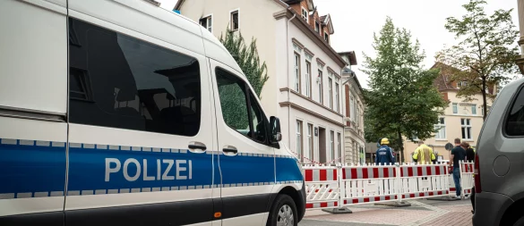 Brandermittler der Polizei sind ebenso vor Ort wie das Technische Hilfswerk, das Ordnungsamt der Stadt und die Lagenser Feuerwehr. Die Gerichtsstraße ist weiterhin gesperrt. - © Blaulichtfotografen