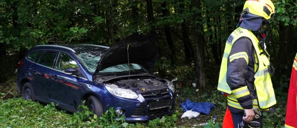 Ein junger Augustdorfer fuhr im Mai 2024 mit seinem Ford Focus offenbar zu schnell um die Kurve und wurde über den Gehweg in eine Gruppe Läuferinnen geschleudert. Nun stand der 19-Jährige wegen fahrlässiger Körperverletzung vor Gericht. - © Freitag TV