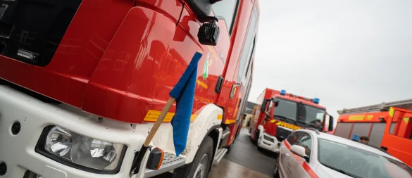 Klare Struktur im Verband: Vom ersten bis zum vorletzten Fahrzeug kennzeichnet eine blaue Flagge den Marschverband. Das letzte Fahrzeug trägt eine grüne Flagge und signalisiert damit das Ende des Verbands. Fotos: Blaulichtfotografen - © Blaulichtfotografen