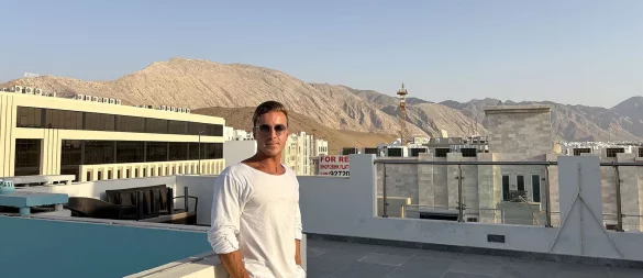 Der Gütersloher Matay Akbaba (27) über den Dächern von Maskat, der Hauptstadt des Oman. Hier hat er für ein Praktikum sechs Wochen verbracht. - © Arbeitsagentur