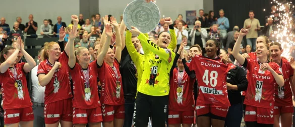 So war es im Mai: Nicole Roth wird mit HB Ludwigsburg an der Ulmenallee Meister und hält die Schale in die Höhe. - © Paul Cohen