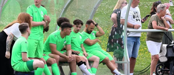 Bange Blicke auf der Bank des TuS Ahmsen mit Trainer Sebastian Klaßes (rechts). - © Oliver König