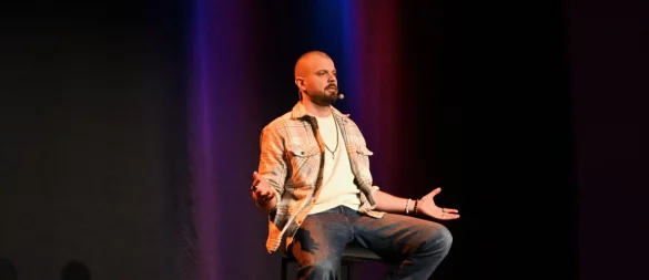 Mit ausdrucksstarker Gestik erzählt Nikita Miller Geschichten aus zwei Kulturen und bringt das Publikum zum Schmunzeln. - © Luca-Marie Dröge