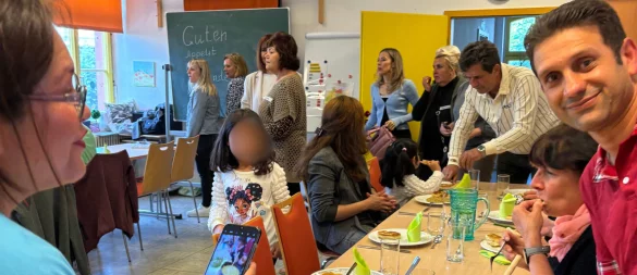 Beim Kochen lernen die Teilnehmer nicht nur neue Gerichte kennen, sondern kommen auch ganz unkompliziert miteinander ins Gespräch. - © Stadt Bad Salzuflen