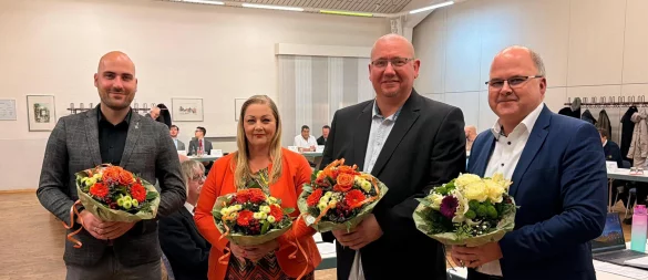 Schlangen hat jetzt drei stellvertretende Bürgermeister: Hannes Schoodt (CDU, von links), Sandra Warachewicz (SPD), und Stefan Kehres (FWG). Es gratuliert Bürgermeister Marcus Püster (ganz rechts). - © Hannah Penke