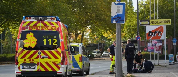 An der BFT-Tankstelle an der Bahnhofstraße in Bad Salzuflen nimmt die Polizei einen Mann fest. Dass die Festnahme im Zusammenhang mit dem Totschlag an der wenige Gehminuten entfernten Kreuzung mit der Werler Straße steht, hat die Polizei bislang nicht bestätigt. - © Die Blaulichtfotografen