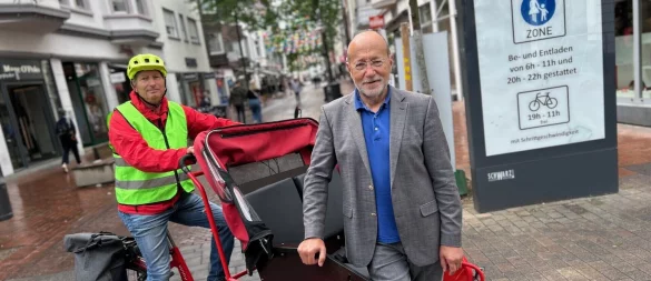 Eckhard Kröning (68, l.) und Rainer Jakobi (69) haben ältere und behinderte Menschen mit der Rikscha bis vor Kurzem trotz Verbots (im Hintergrund zu sehen) problemlos durch die Fußgängerzone kutschieren dürfen. Das ist nun nicht mehr möglich. - © Christian Bröder