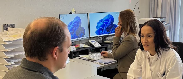 Sebastian Panskus und Dr. Miljana Vladimirov im Beratungsgespräch im Adipositaszentrum Lippe. - © Klinikum Lippe/Mandy Lange