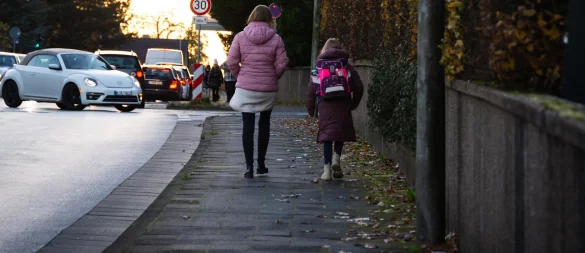 Weil die Zufahrt zur Kusselbergschule zu einer Schulstraße umfunktioniert wurde und Elterntaxis nicht mehr bis zum Eingang vorfahren dürfen, bringen viele ihre Sprösslinge nun zu Fuß den Berg hinauf. - © Raphael Bartling