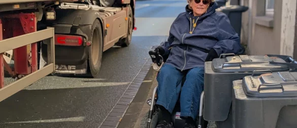 Laut, eng - und nicht ungefährlich: An der Langen Straße in Lage erlebt Rollstuhl-Nutzerin Renate Müller häufig Situationen, die schon beim Zuschauen den Puls hochtreiben. - © Annika Langhagel