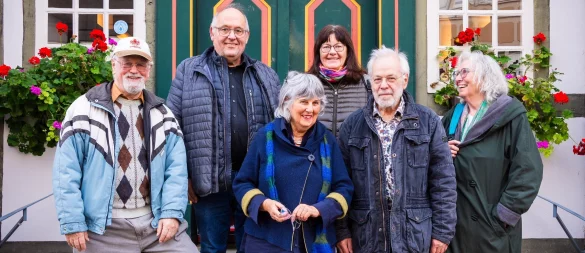 Ingrid Nolting (Dritte von links) und Helma Weidemann (rechts) wollen zusammen mit Norbert von Dahlen (von links), Walter Brinkmann, Birgit Brand und Wolfgang Schreiber eine Seniorengenossenschaft in Detmold gründen. Nicht auf dem Bild, aber ebenfalls mit dabei ist Lothar Kowelek. - © Raphael Bartling