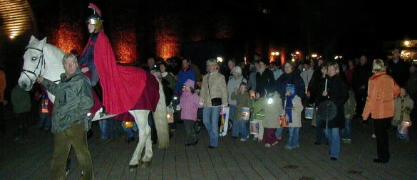 Hinter St. Martin geht es am 10. November wieder mit Lampions durch die Salzufler Innenstadt. - © Werbegemeinschaft Bad Salzuflen