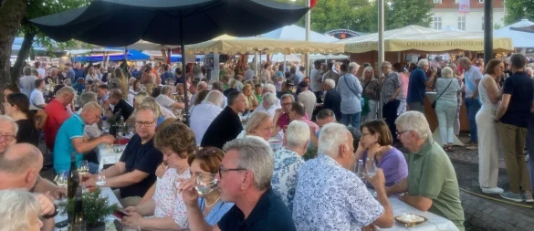 Um die 20.000 Besucherinnen und Besucher zieht es jährlich auf das Weinfest, so der Veranstalter. - © Michael Welslau