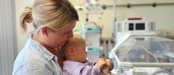 Der 16 Monate alte Junge hält eine Frühchenpuppe in den Händen, die etwa so groß ist wie er damals bei der Geburt. - © Irma Mujanovic/MKK