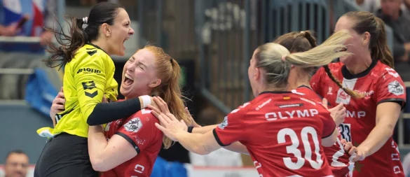 Torhüterin Nicole Roth und ihre Teamkameradinnen von HB Ludwigsburg feiern im Mai die Deutsche Meisterschaft an der Blomberger Ulmenallee. - © Paul Cohen