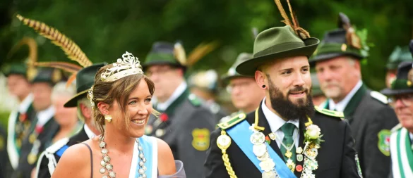 Janina I. Balk ist die neue Schützenkönigin der Schützengesellschaft Schötmar, Daniel Thinius ist ihr Prinzgemahl - © Nicole Ellerbrake