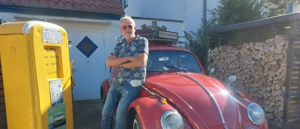 Neben seiner rubinroten "Helga" steht in der Hofeinfahrt von Helmut Jagalla noch eine aus Holz nachgebildete Zapfsäule. - © Michaela Weiße