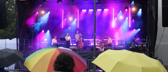 Die Zuschauer lassen sich vom Regen nicht beirren und lauschen dem Knud-Trio. - © Kyrill von Matuschka