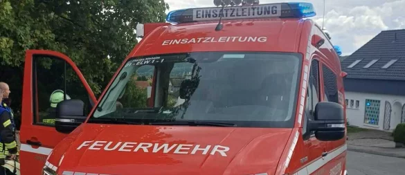 Ein Einsatzleitwagen Einsatzleitwagen steht am Krankenhaus in Bad Driburg. - © Feuerwehr Nieheim