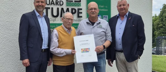 Übergabe der ersten Urkunde zum Nachhaltigkeitscheck 360°: Markus Rempe (von links), Eduard Stumpe, Uwe Stumpe und Kreishandwerksmeister Mickel Biere. - © Kreishandwerkerschaft Paderborn-Lippe