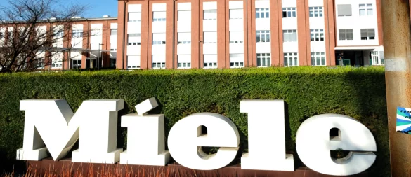 Vertreter der Geschäftsleitung Miele, der IG Metall und des Betriebsrates trafen sich in Miele zu einer ungewöhnlichen Diskussion - © Andreas Frücht