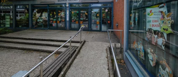 Die Realschule Brackwede in Bielefeld gehört zu den Kooperationspartnern der Polizei. - © Andreas Zobe