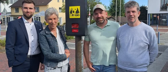 Die SPD Augustdorf hat sich für Hundebeutel-Spender eingesetzt. Das Foto zeigt (von links):
Mats Uffe Schubert, Beate Pflug, Timo Freiberger und Daniel Klöpper. - © SPD Augustdorf