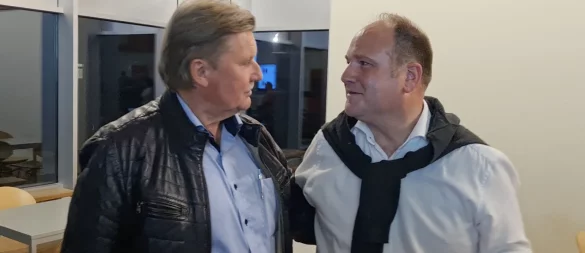 Glückliche Sozialdemokraten: SPD-Ratsherr und ehemaliger Bundestagsabgeordneter Jürgen Berghahn (links) hat seinen Wahlbezirk in Istrup einmal mehr direkt geholt und freut sich gleichzeitig mit Christoph Dolle über dessen hohes Wahlergebnis. - © Marianne Schwarzer