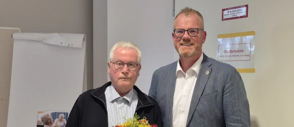 Bürgermeister Friso Veldink übergab stellvertretend für Rat und Verwaltung die Abschiedsgeschenke. - © Lorraine Brinkmann